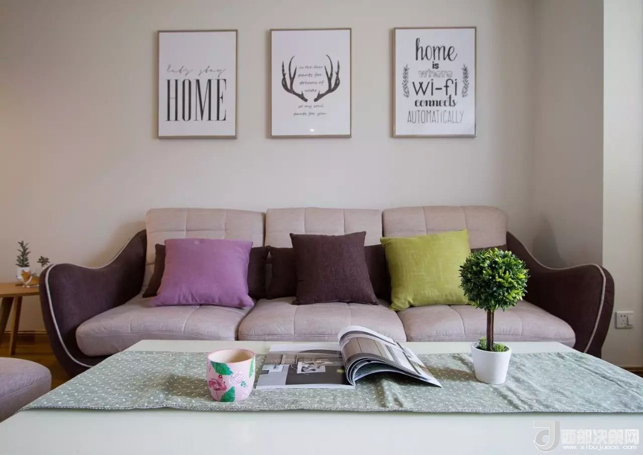 沙發(fā)背景墻選對(duì)裝飾畫，才能美了整個(gè)客廳空間！