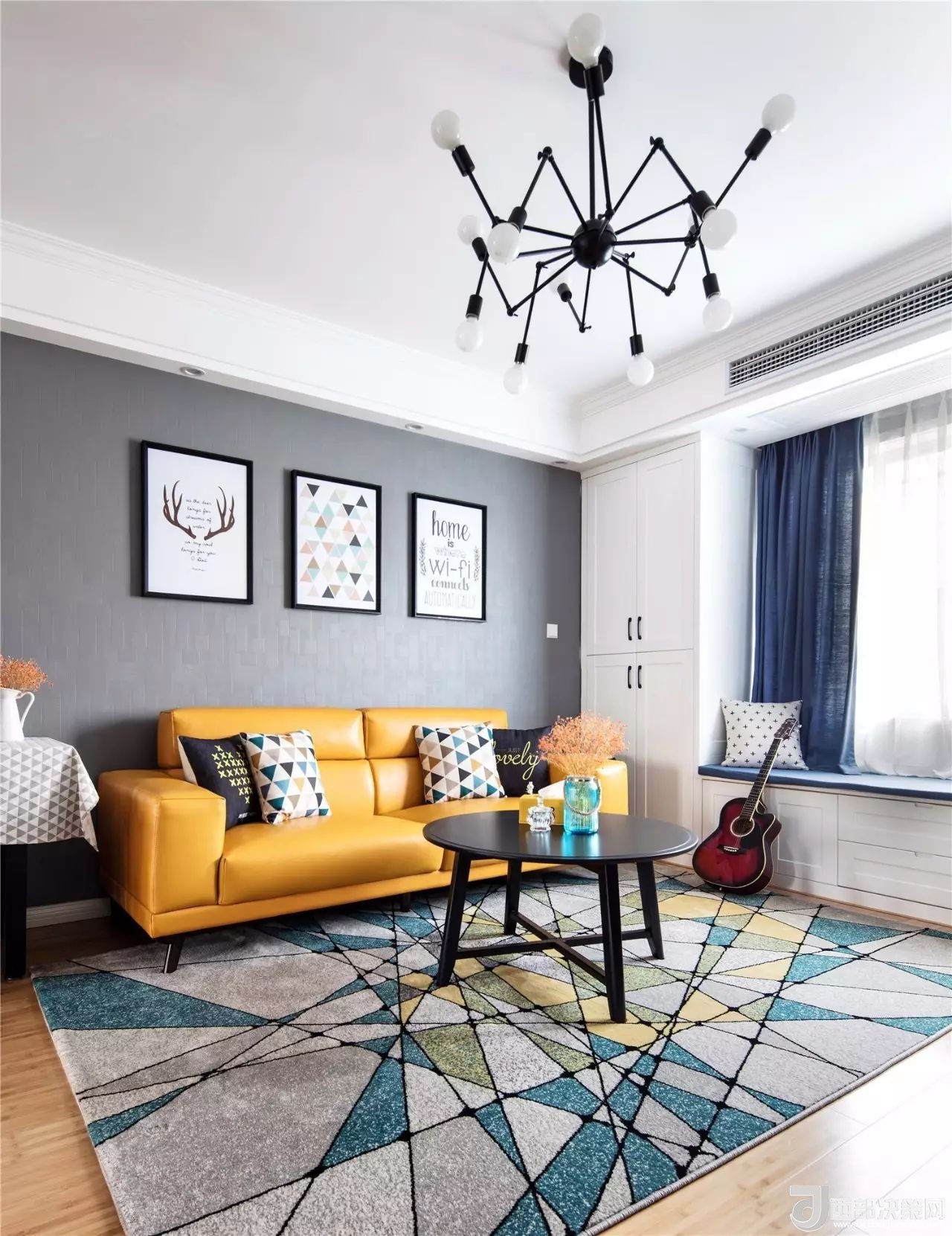 沙發(fā)背景墻選對(duì)裝飾畫，才能美了整個(gè)客廳空間！