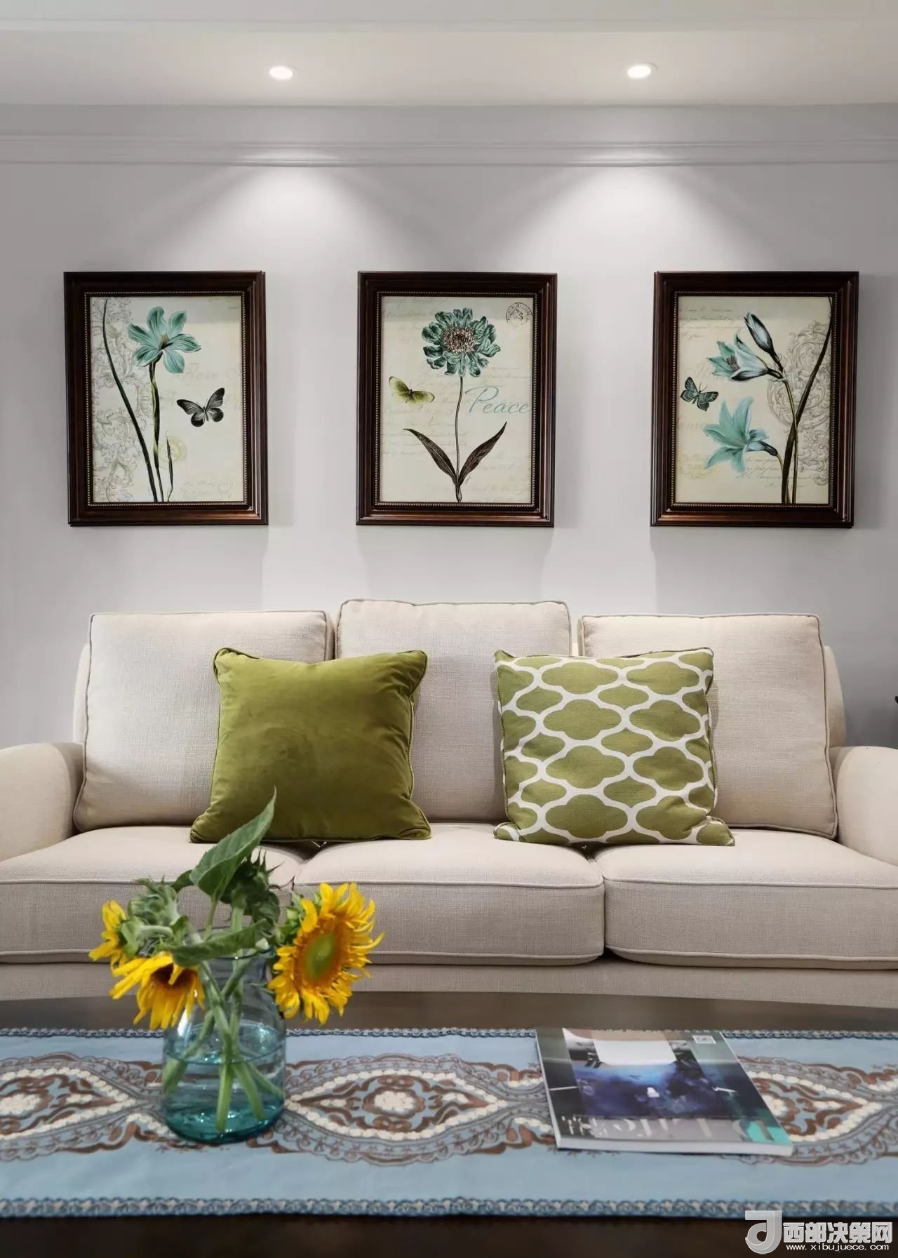 沙發(fā)背景墻選對(duì)裝飾畫，才能美了整個(gè)客廳空間！