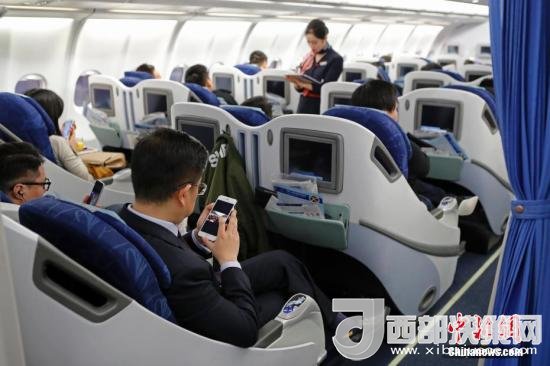 在東航MU5137航班上，旅客全程在飛行模式下可以使用手機(jī)。殷立勤 攝