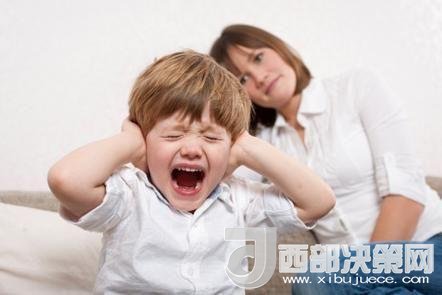 這時(shí)孩子可能會(huì)一直哭，甚至觀察父母的反應(yīng)。父母這時(shí)候可以讓他哭，哭累了自然就會(huì)停下，要讓孩子明白“鬧起來(lái)沒(méi)道理我不會(huì)心疼你”。