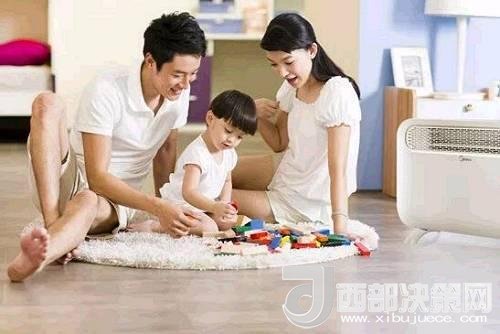 兒童時(shí)期，孩子好奇心強(qiáng)，喜歡“打破砂鍋問(wèn)到底”、“探究性拆東西”、“自言自語(yǔ)做游戲”。這些聽(tīng)似好笑，看似頑皮的言行舉止，恰恰就是孩子創(chuàng)造火花的閃現(xiàn)。心理學(xué)家鄧斯克認(rèn)為，小孩子在游戲中的“假裝”會(huì)大大促進(jìn)他們的發(fā)散思維。