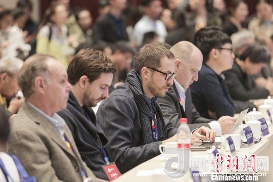 河北工業(yè)設(shè)計創(chuàng)新中心(以下簡稱HIDC)啟動儀式暨“設(shè)計促轉(zhuǎn)型·創(chuàng)新贏未來”國際工業(yè)設(shè)計工作坊26日在河北省省會石家莊市舉行。圖為與會各國設(shè)計師?！⌒ば?攝