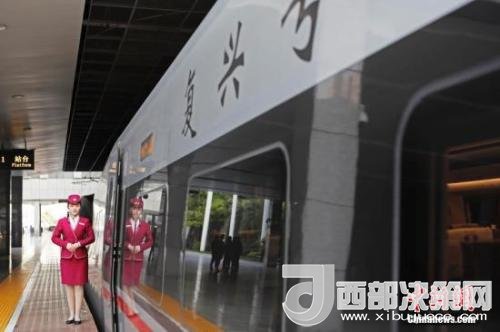 資料圖：4月10日，列車員在“復興號”列車旁迎接旅客的到來。 <a target='_blank'  data-cke-saved- >中新社</a>記者 殷立勤 攝