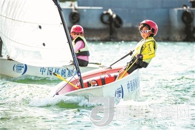 青島市北區(qū)立新小學學生參加2017年中國杯青少年帆船OP項目比賽。孫軍/攝