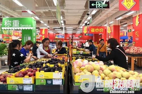 資料圖：民眾在超市選購(gòu)水果。<a target='_blank'  data-cke-saved- >中新社</a>記者 俞靖 攝