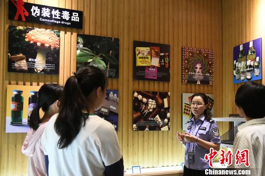 山西省司法行政戒毒系統(tǒng)積極面向社會(huì)開展禁毒警示教育?！　　⊥踅ㄜ?攝