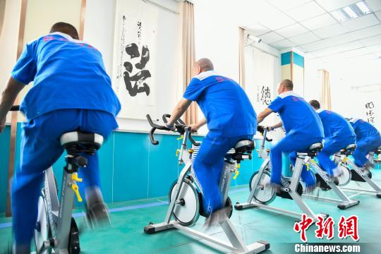 山西省戒毒人員正在進(jìn)行身體鍛煉。　王建軍 攝