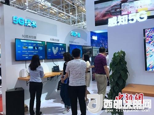 資料圖：普通消費者在參觀5G技術(shù)展示。<a target='_blank'  data-cke-saved-  >中新網(wǎng)</a> 吳濤 攝