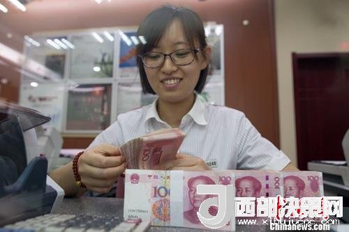 7月5日，山西太原一銀行工作人員正在清點(diǎn)貨幣。人民幣對美元匯率中間價(jià)在經(jīng)歷了過去11個(gè)交易中的10次下調(diào)后終于迎來大漲。5日，中國外匯交易中心公布人民幣對美元匯率中間價(jià)報(bào)6.6180，較前一交易日大幅上調(diào)415個(gè)基點(diǎn)，創(chuàng)下自2017年10月11日以來的最大升幅。<a target='_blank' >中新社</a>記者 張?jiān)?攝