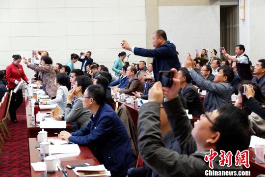 圖為與會(huì)嘉賓認(rèn)真聽(tīng)取專家演講。　李雋 攝