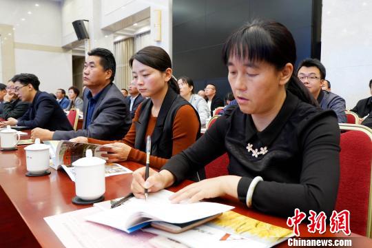 圖為與會(huì)嘉賓聆聽(tīng)專家演講?！±铍h 攝