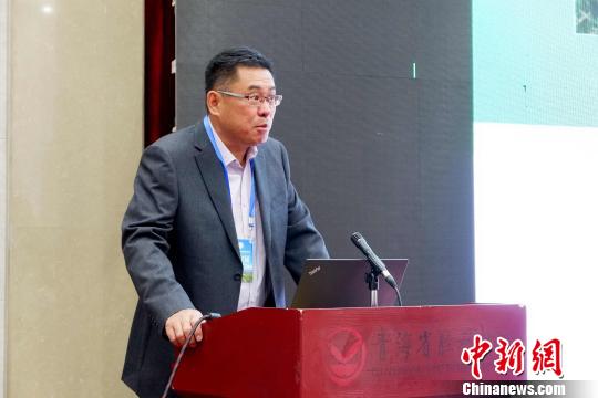 圖為青海省農(nóng)林科學(xué)院副院長(zhǎng)、國(guó)家大麥青稞產(chǎn)業(yè)技術(shù)體系崗位科學(xué)家遲德釗正在發(fā)言?！±铍h 攝