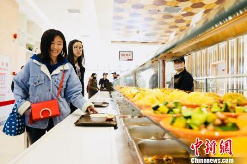 　資料圖：消費者在餐廳就餐?！惴?攝