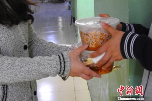 外賣配送員將外賣送到學(xué)生宿舍。受訪者供圖