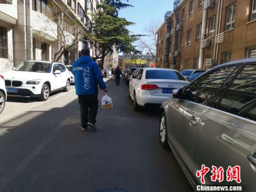 圖為餓了么配送員正在送餐。 謝藝觀 攝