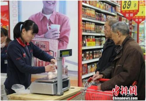 資料圖：在保定市北市區(qū)一家大型超市內(nèi)，促銷員正在為購買雞蛋的市民稱量、打包。李芳華 攝