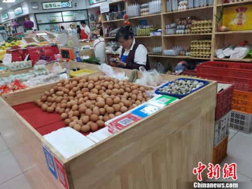 圖為菜市場(chǎng)里賣的雞蛋。 謝藝觀 攝