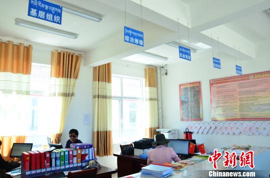 圖為塔秀村的便民服務(wù)大廳。　魯?shù)り?攝