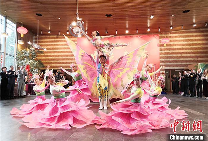 圖為雜技演員通過精湛的技藝贏得了滿堂喝彩?！「拭C省文化和旅游廳網(wǎng)站 攝