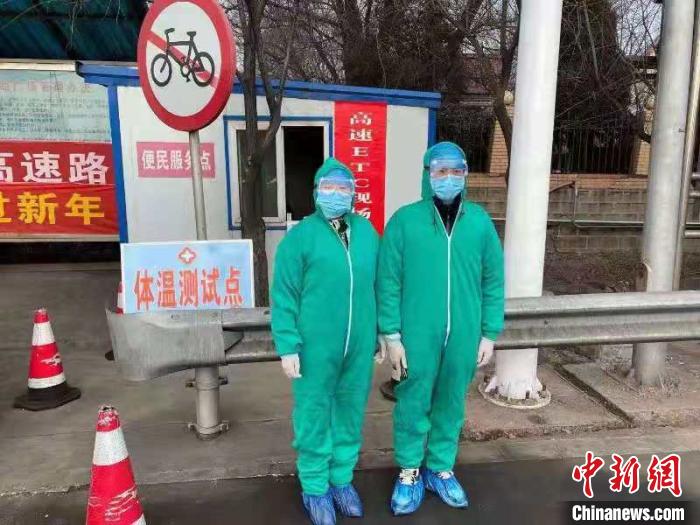 鄉(xiāng)鎮(zhèn)衛(wèi)生院和社區(qū)衛(wèi)生中心工作人員排查發(fā)熱患者?！〗樾菔嗅t(yī)療集團供圖 攝