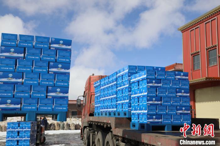 圖為當(dāng)雄的冰川礦泉水裝車，即將發(fā)往湖北?！‘?dāng)雄縣 供圖 攝