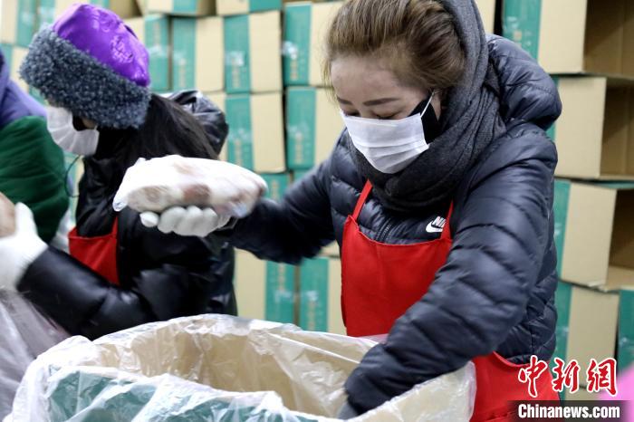 當(dāng)雄縣民眾將牦牛肉裝箱?！‘?dāng)雄縣 供圖 攝