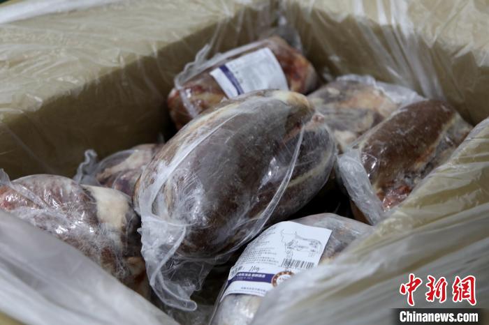 當(dāng)雄縣援鄂物資中的牦牛肉，圖中的為腱子肉，是牦牛肉中的“極品”。　當(dāng)雄縣 供圖 攝