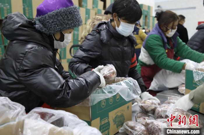 當(dāng)雄縣民眾打包當(dāng)?shù)氐奶禺a(chǎn)，“有身份證”牦牛肉?！‘?dāng)雄縣 供圖 攝