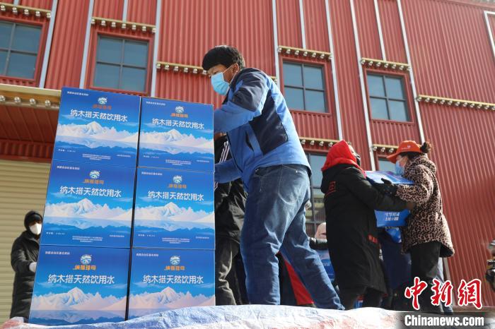 西藏當(dāng)雄給湖北荊州送去冰川礦泉水、牦牛肉等物資