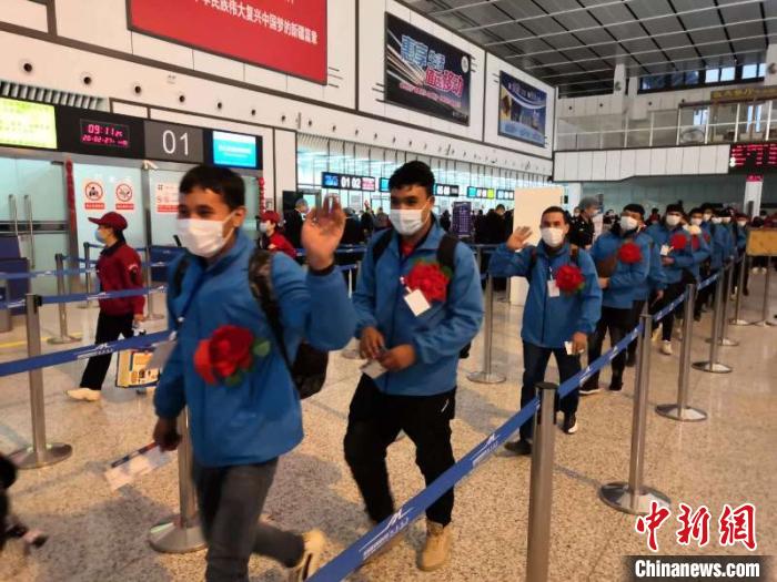 外出務工人員有序排隊辦理登記手續(xù)?！O友軍 攝