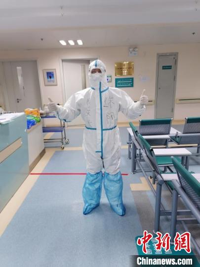 徐陶在工作中。四川援助湖北醫(yī)療隊(duì)供圖