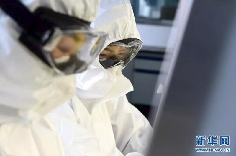 ▲資料圖片：負(fù)責(zé)新型冠狀病毒核酸檢測的工作人員，在實(shí)驗(yàn)室進(jìn)行樣本處理。（新華社發(fā) 周牧 攝）