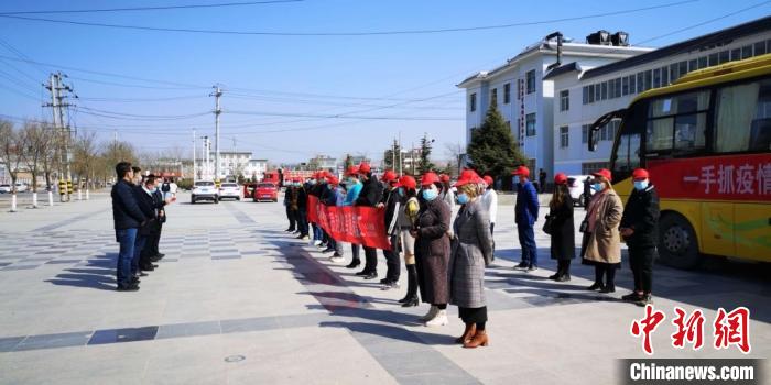 圖為甘肅禮縣，歡送首批乘“專車”赴浙江的務(wù)工人員。(資料圖) 田瑞萍 攝