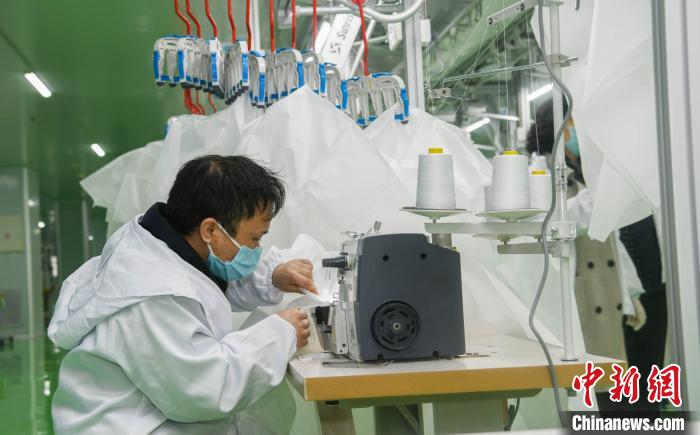 工人生產(chǎn)防護(hù)服，保障抗疫物資供應(yīng)。廣安市委宣傳部供圖