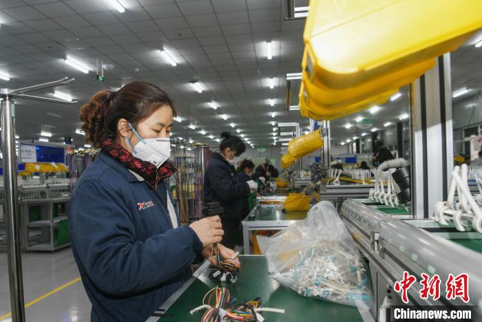 工人戴著口罩搶抓生產(chǎn)?！】到?攝