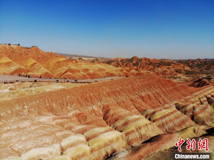航拍下的七彩丹霞?！钇G敏 攝