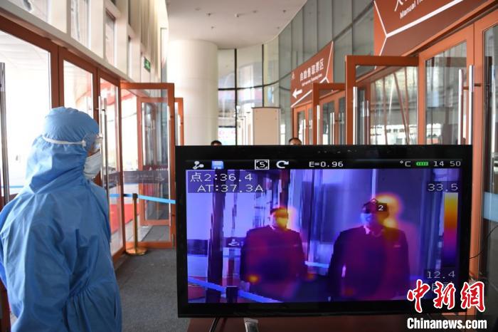 圖為游客步行通過(guò)紅外線測(cè)溫通道?！钇G敏 攝