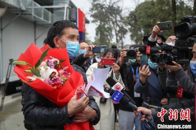 圖為貴州省最后一名新冠肺炎確診患者從貴州省將軍山醫(yī)院出院，患者接受媒體采訪。　瞿宏倫 攝
