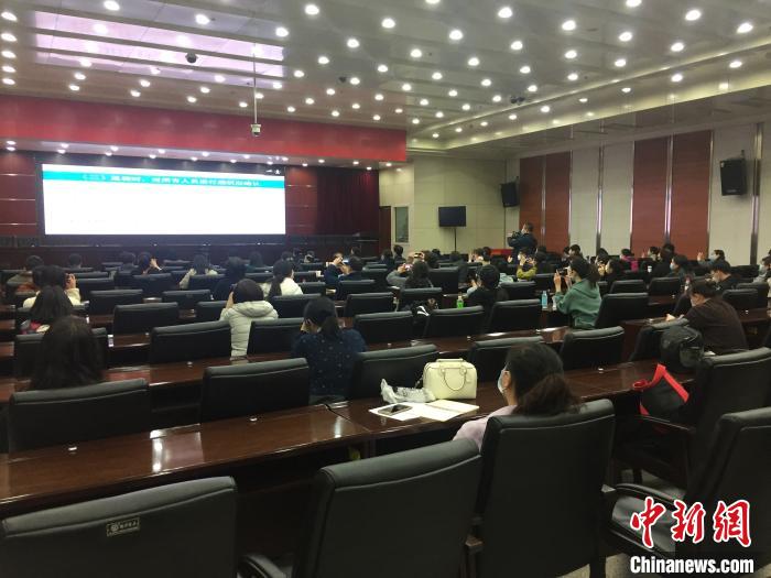 山西選派554名疫情防控指導(dǎo)員駐校指導(dǎo)高三年級開學(xué)疫情防控?！「呷鸱?攝