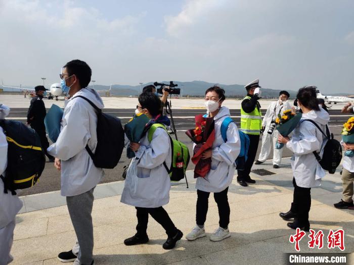 圖為交警向醫(yī)療隊敬禮?！№n帥南 攝