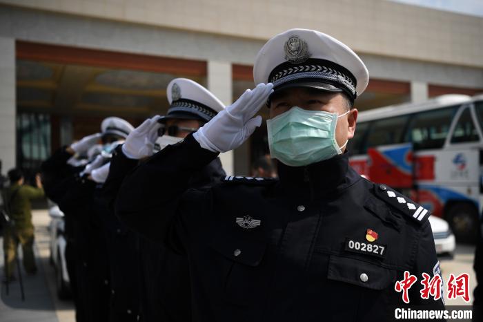 圖為交警們向醫(yī)療隊敬禮。　康平 攝