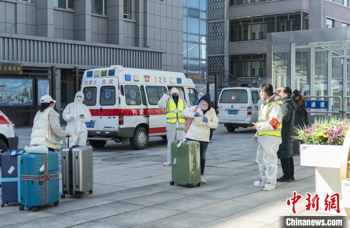 圖為呼和浩特車站“外防輸入”?！∠牧?攝