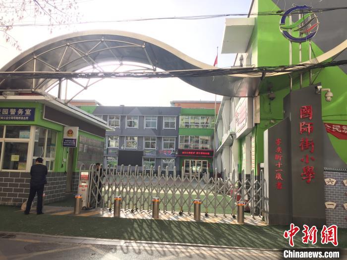 校門口設(shè)置臨時(shí)等候區(qū)，區(qū)域四周5米為禁行區(qū)。　高瑞峰 攝