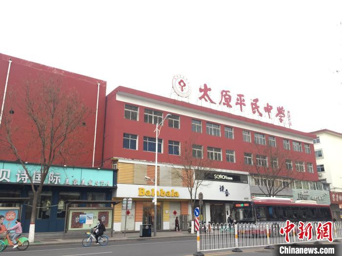 所有師生實(shí)行“日報(bào)告”“零報(bào)告”制度，確保開學(xué)后校園衛(wèi)生安全?！「呷鸱?攝