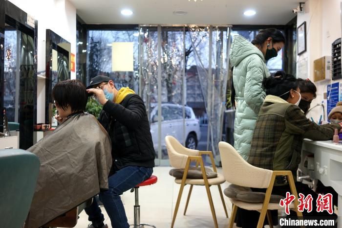 拉薩市民在一美發(fā)店理發(fā)、美甲?！〗w波 攝