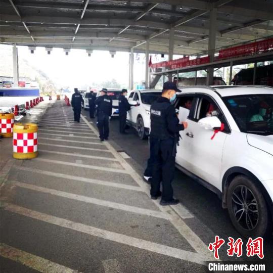 圖為云南一邊境檢查站防控疫情同時(shí)嚴(yán)防境外毒品滲透。　云南省公安廳供圖 攝