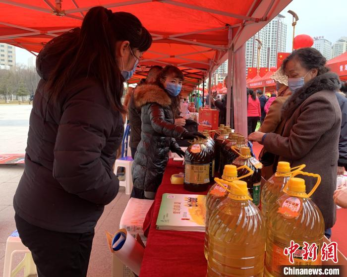 圖為市民們正在采購(gòu)商品?！O睿 攝