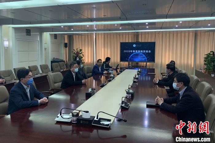 寧夏大學(xué)2020年春季首場(chǎng)綜合類“網(wǎng)絡(luò)雙選會(huì)”現(xiàn)場(chǎng)。　李佩珊 攝