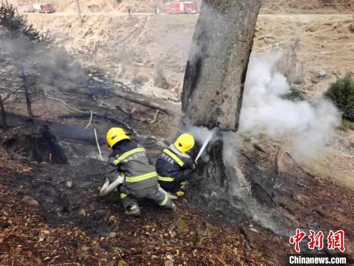 四川木里森林火災:森林消防深入火場對煙點全面清理